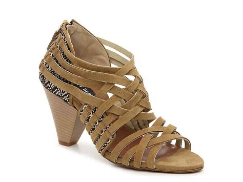 The store is considered a discount shoe store that offers brand name, athletic, and casual footwear. . Dsw com sandals